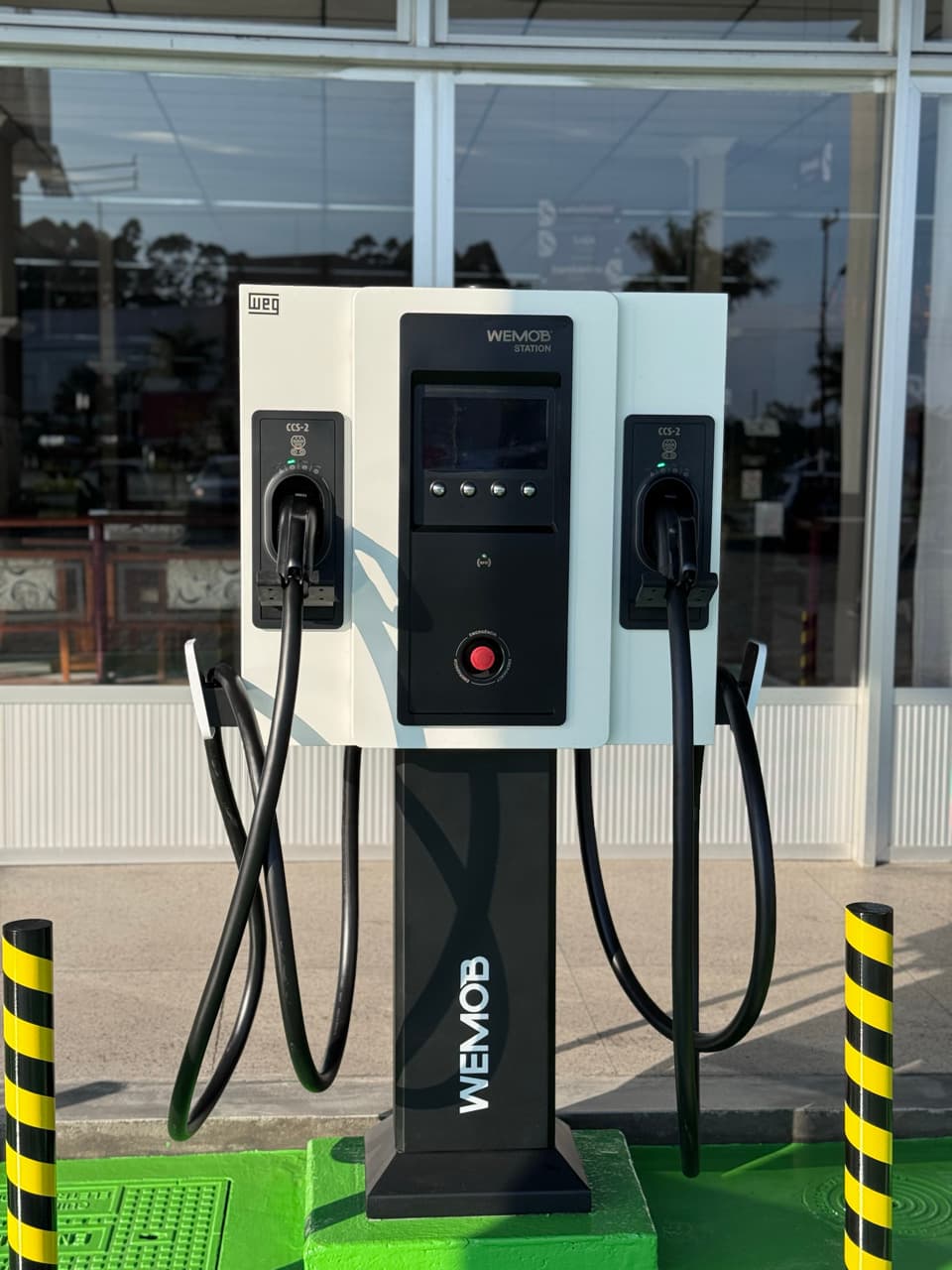 Carregador WEG WEMOB Station com conectores CCS-2 na Parada Sinuelo